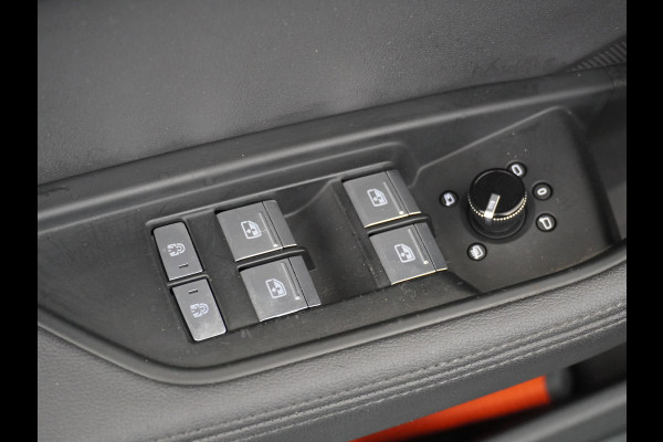 Audi e-tron 50 Quattro Launch Edition Plus 71kWh Navi Panoramadak Luchtvering Cruise control Adaptief PDC Stoelverwarming Parkeerhulp v/a/zi Led Lmv 20" Keyless-go Lichtpakket Dodehoekdetectie Regensensor Fase 3 laden