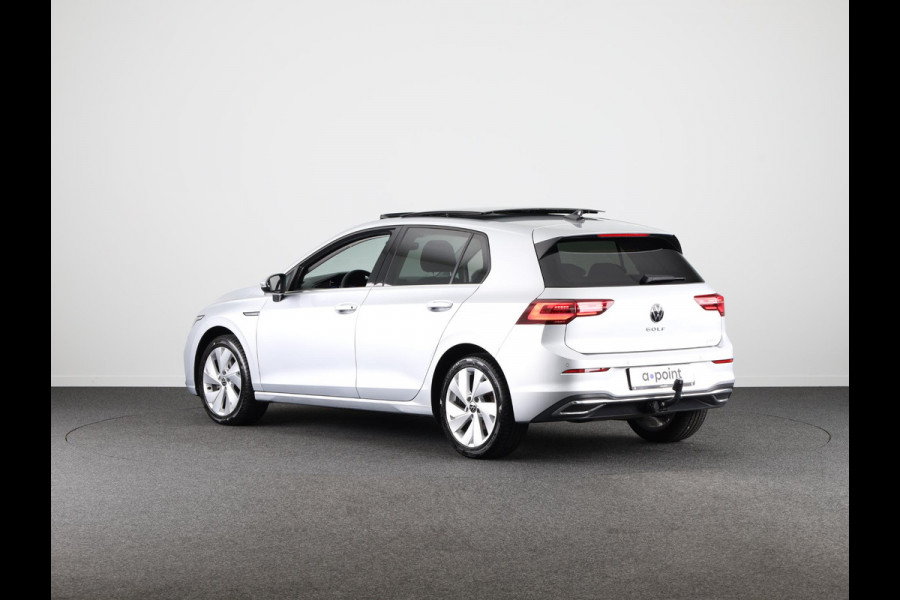 Volkswagen Golf 1.5 eTSI Style 130 pk Automaat (DSG) | Navigatie | Panoramadak | Trekhaak | Parkeersensoren | Achteruitrijcamera | Adaptieve cruise control | Stoelverwarming |