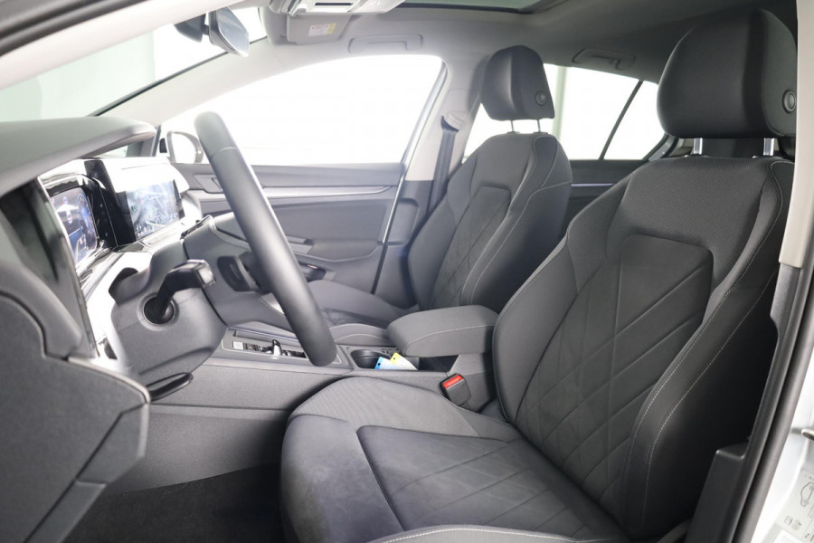 Volkswagen Golf 1.5 eTSI Style 130 pk Automaat (DSG) | Navigatie | Panoramadak | Trekhaak | Parkeersensoren | Achteruitrijcamera | Adaptieve cruise control | Stoelverwarming |