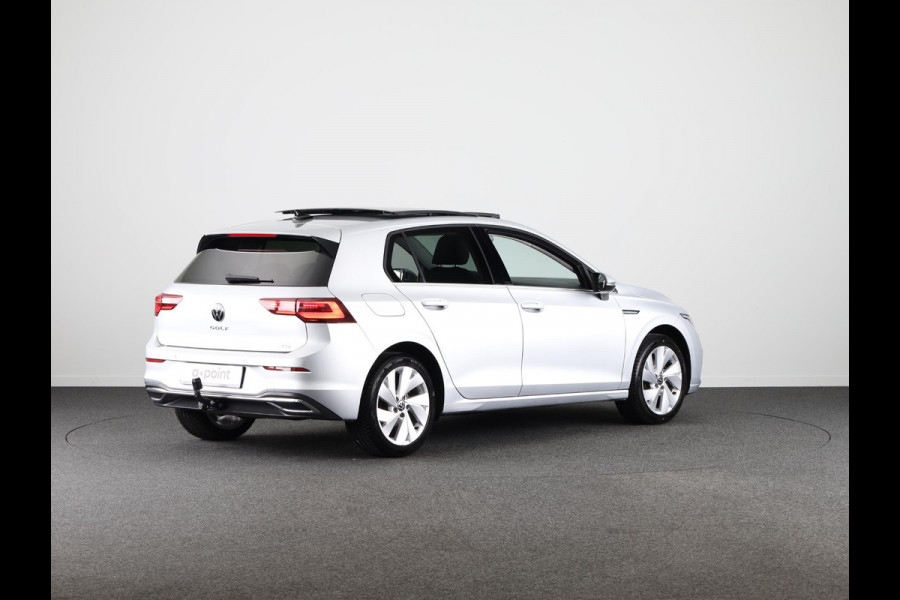 Volkswagen Golf 1.5 eTSI Style 130 pk Automaat (DSG) | Navigatie | Panoramadak | Trekhaak | Parkeersensoren | Achteruitrijcamera | Adaptieve cruise control | Stoelverwarming |
