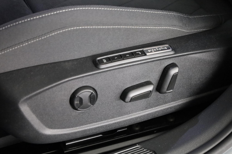 Volkswagen Golf 1.5 eTSI Style 130 pk Automaat (DSG) | Navigatie | Panoramadak | Trekhaak | Parkeersensoren | Achteruitrijcamera | Adaptieve cruise control | Stoelverwarming |