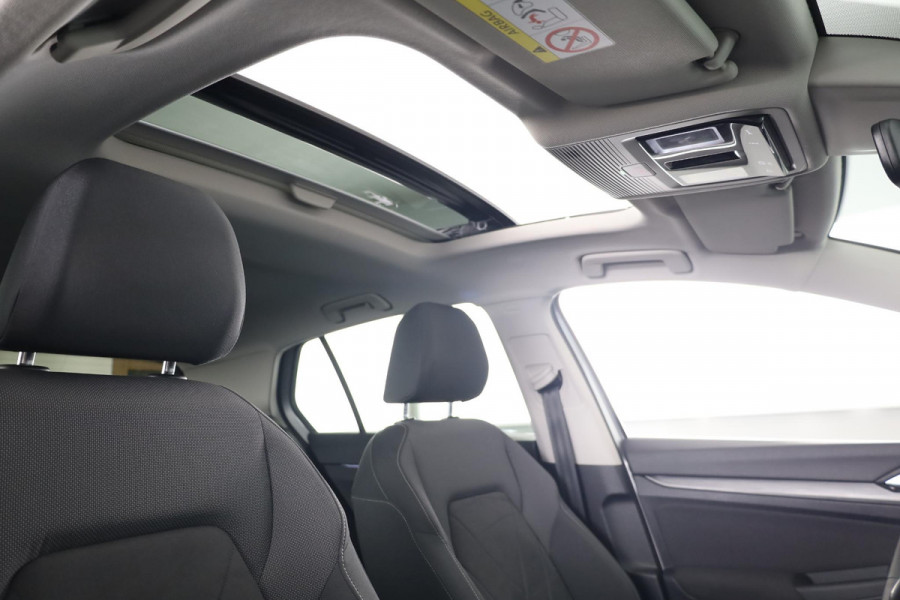 Volkswagen Golf 1.5 eTSI Style 130 pk Automaat (DSG) | Navigatie | Panoramadak | Trekhaak | Parkeersensoren | Achteruitrijcamera | Adaptieve cruise control | Stoelverwarming |