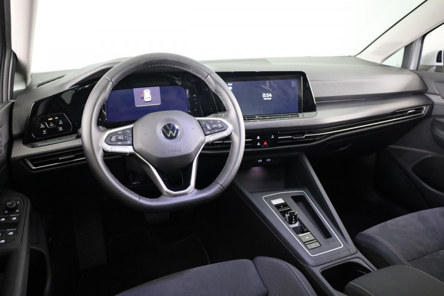 Volkswagen Golf 1.5 eTSI Style 130 pk Automaat (DSG) | Navigatie | Panoramadak | Trekhaak | Parkeersensoren | Achteruitrijcamera | Adaptieve cruise control | Stoelverwarming |