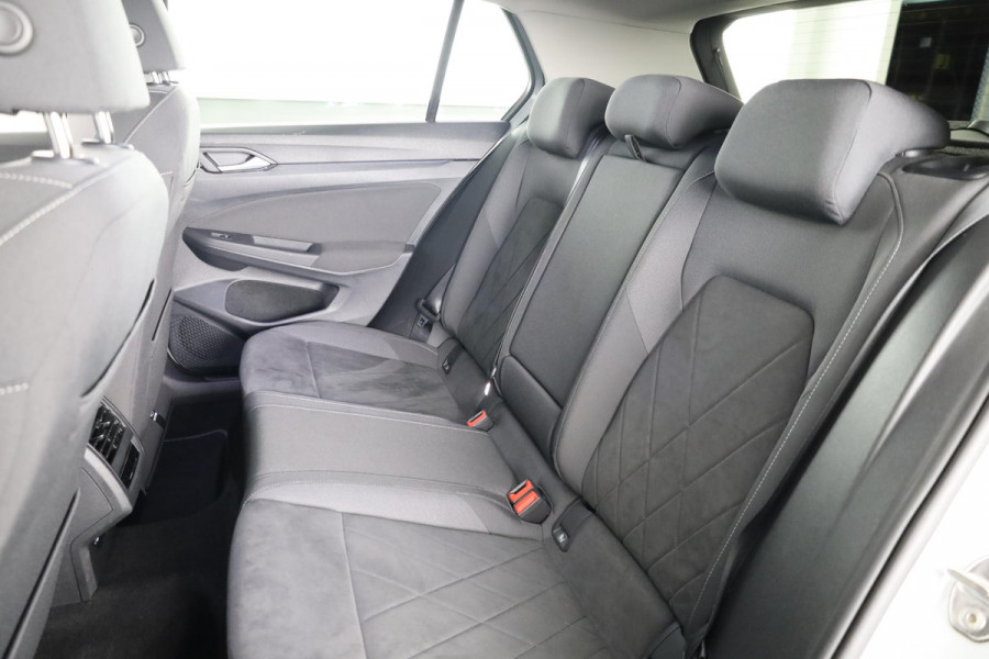 Volkswagen Golf 1.5 eTSI Style 130 pk Automaat (DSG) | Navigatie | Panoramadak | Trekhaak | Parkeersensoren | Achteruitrijcamera | Adaptieve cruise control | Stoelverwarming |