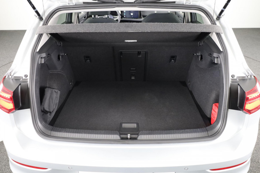 Volkswagen Golf 1.5 eTSI Style 130 pk Automaat (DSG) | Navigatie | Panoramadak | Trekhaak | Parkeersensoren | Achteruitrijcamera | Adaptieve cruise control | Stoelverwarming |