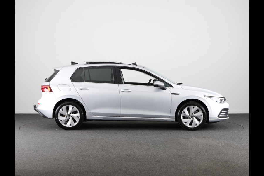 Volkswagen Golf 1.5 eTSI Style 130 pk Automaat (DSG) | Navigatie | Panoramadak | Trekhaak | Parkeersensoren | Achteruitrijcamera | Adaptieve cruise control | Stoelverwarming |