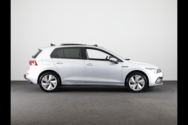 Volkswagen Golf 1.5 eTSI Style 130 pk Automaat (DSG) | Navigatie | Panoramadak | Trekhaak | Parkeersensoren | Achteruitrijcamera | Adaptieve cruise control | Stoelverwarming |