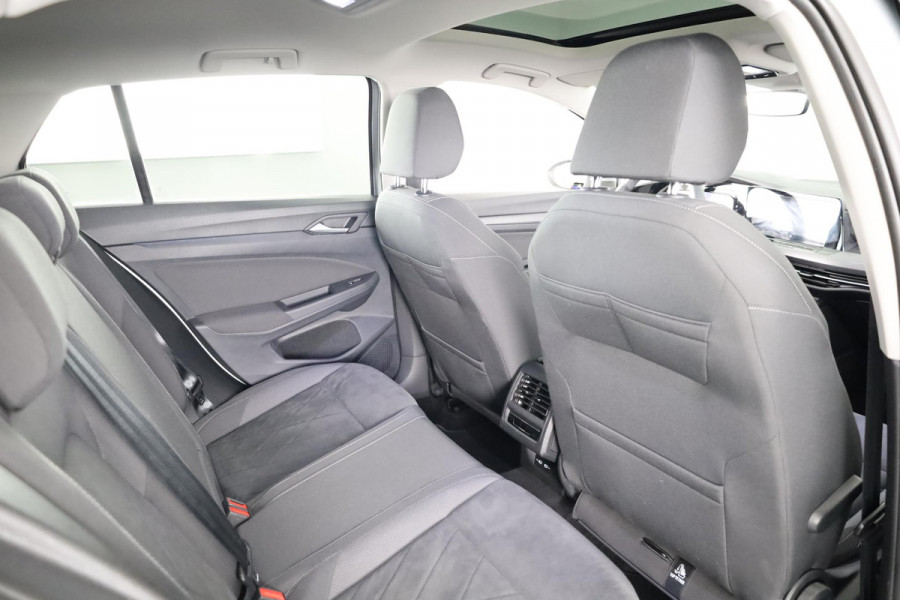 Volkswagen Golf 1.5 eTSI Style 130 pk Automaat (DSG) | Navigatie | Panoramadak | Trekhaak | Parkeersensoren | Achteruitrijcamera | Adaptieve cruise control | Stoelverwarming |