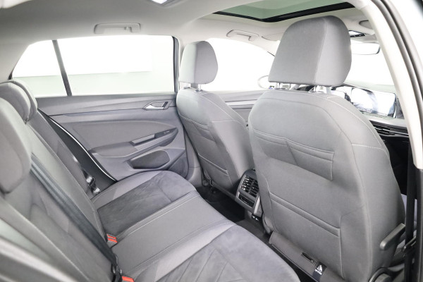 Volkswagen Golf 1.5 eTSI Style 130 pk Automaat (DSG) | Navigatie | Panoramadak | Trekhaak | Parkeersensoren | Achteruitrijcamera | Adaptieve cruise control | Stoelverwarming |