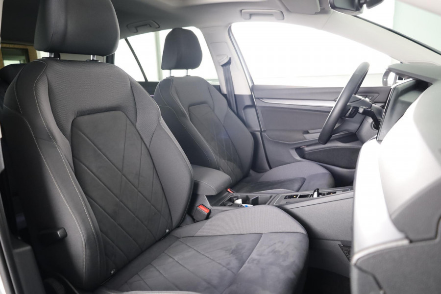 Volkswagen Golf 1.5 eTSI Style 130 pk Automaat (DSG) | Navigatie | Panoramadak | Trekhaak | Parkeersensoren | Achteruitrijcamera | Adaptieve cruise control | Stoelverwarming |