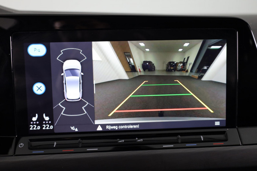 Volkswagen Golf 1.5 eTSI Style 130 pk Automaat (DSG) | Navigatie | Panoramadak | Trekhaak | Parkeersensoren | Achteruitrijcamera | Adaptieve cruise control | Stoelverwarming |