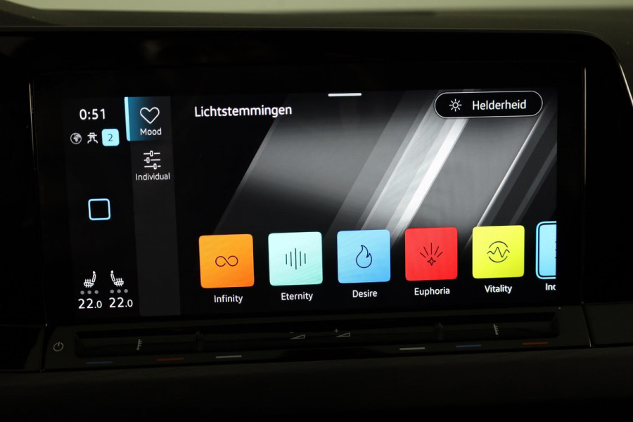 Volkswagen Golf 1.5 eTSI Style 130 pk Automaat (DSG) | Navigatie | Panoramadak | Trekhaak | Parkeersensoren | Achteruitrijcamera | Adaptieve cruise control | Stoelverwarming |