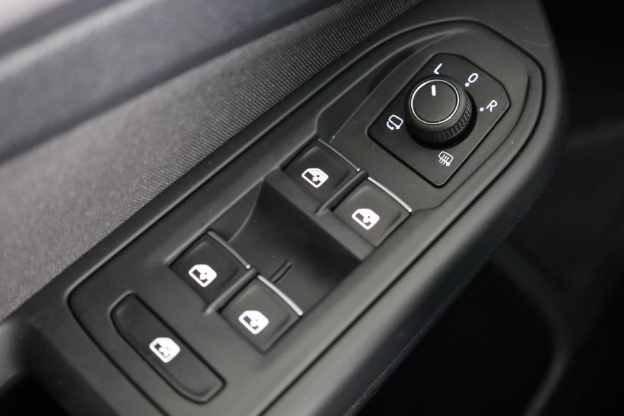 Volkswagen Golf 1.5 eTSI Style 130 pk Automaat (DSG) | Navigatie | Panoramadak | Trekhaak | Parkeersensoren | Achteruitrijcamera | Adaptieve cruise control | Stoelverwarming |