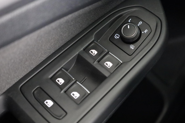 Volkswagen Golf 1.5 eTSI Style 130 pk Automaat (DSG) | Navigatie | Panoramadak | Trekhaak | Parkeersensoren | Achteruitrijcamera | Adaptieve cruise control | Stoelverwarming |