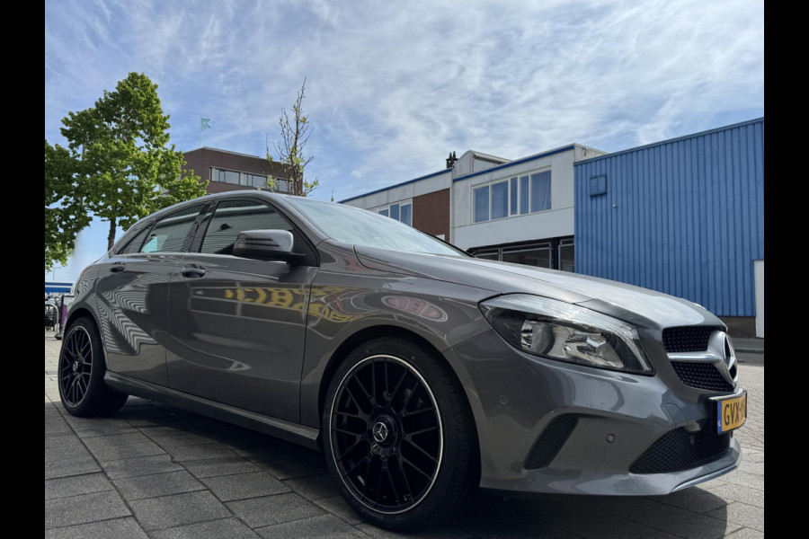 Mercedes-Benz A-Klasse 180 BlueEfficiency URBAN - Navigatie I Airco I PDC I Sport interieur & 19 inch Velgen I Dealer onderhouden