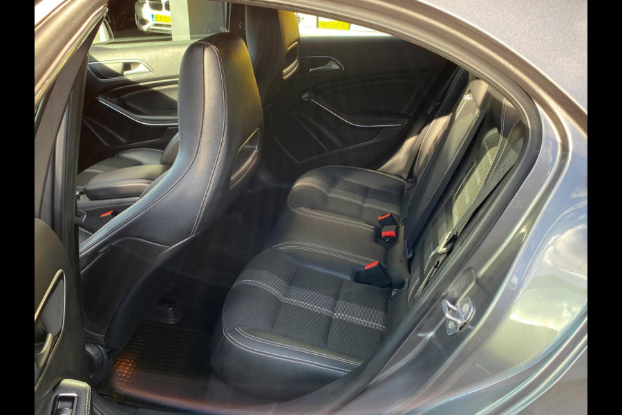 Mercedes-Benz A-Klasse 180 BlueEfficiency URBAN - Navigatie I Airco I PDC I Sport interieur & 19 inch Velgen I Dealer onderhouden