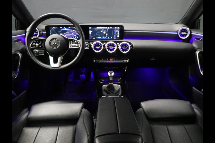 Mercedes-Benz A-Klasse 160 Luxury [SFEERVERLICHTING, VOL LEDER, CAMERA, STOELVERWARMING, PDC V+A, NAVIGATIE, CLIMATE, CRUISE, NIEUWSTAAT]