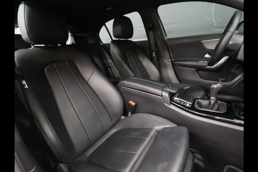 Mercedes-Benz A-Klasse 160 Luxury [SFEERVERLICHTING, VOL LEDER, CAMERA, STOELVERWARMING, PDC V+A, NAVIGATIE, CLIMATE, CRUISE, NIEUWSTAAT]
