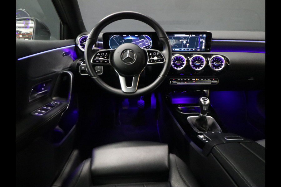 Mercedes-Benz A-Klasse 160 Luxury [SFEERVERLICHTING, VOL LEDER, CAMERA, STOELVERWARMING, PDC V+A, NAVIGATIE, CLIMATE, CRUISE, NIEUWSTAAT]