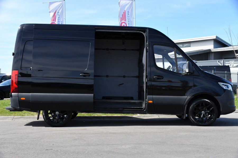 Mercedes-Benz Sprinter 317 1.9 CDI L2H2 RWD Black Edition Cruise, Camera, Carplay, LED, 10,5'' Mbux, Trekhaak, 2 x geveerde stoel, Leder, Stoelverwarming, Uniek!
