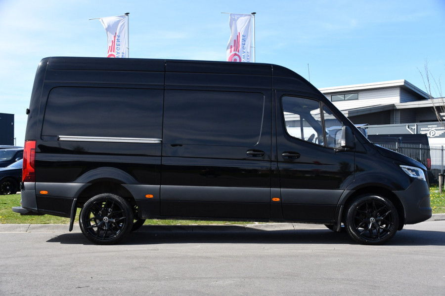 Mercedes-Benz Sprinter 317 1.9 CDI L2H2 RWD Black Edition Cruise, Camera, Carplay, LED, 10,5'' Mbux, Trekhaak, 2 x geveerde stoel, Leder, Stoelverwarming, Uniek!