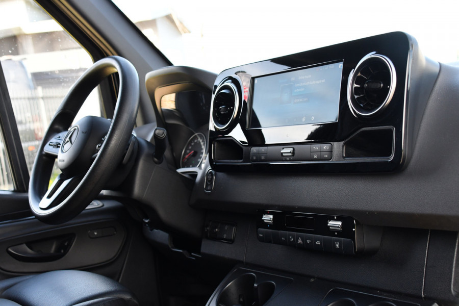 Mercedes-Benz Sprinter 317 1.9 CDI L2H2 RWD Black Edition Cruise, Camera, Carplay, LED, 10,5'' Mbux, Trekhaak, 2 x geveerde stoel, Leder, Stoelverwarming, Uniek!