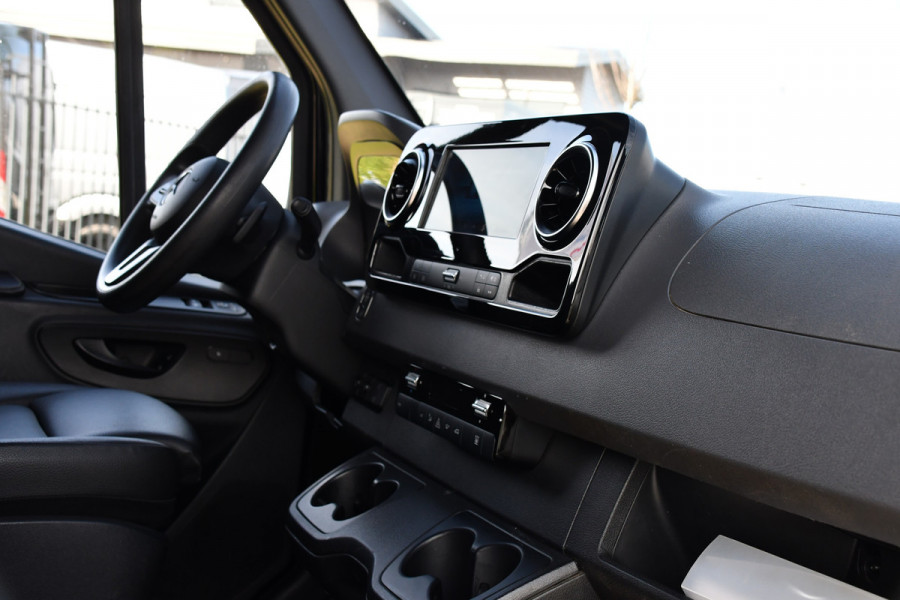 Mercedes-Benz Sprinter 317 1.9 CDI L2H2 RWD Black Edition Cruise, Camera, Carplay, LED, 10,5'' Mbux, Trekhaak, 2 x geveerde stoel, Leder, Stoelverwarming, Uniek!