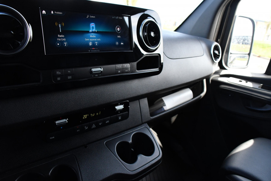 Mercedes-Benz Sprinter 317 1.9 CDI L2H2 RWD Black Edition Cruise, Camera, Carplay, LED, 10,5'' Mbux, Trekhaak, 2 x geveerde stoel, Leder, Stoelverwarming, Uniek!