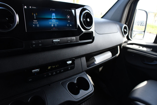 Mercedes-Benz Sprinter 317 1.9 CDI L2H2 RWD Black Edition Cruise, Camera, Carplay, LED, 10,5'' Mbux, Trekhaak, 2 x geveerde stoel, Leder, Stoelverwarming, Uniek!