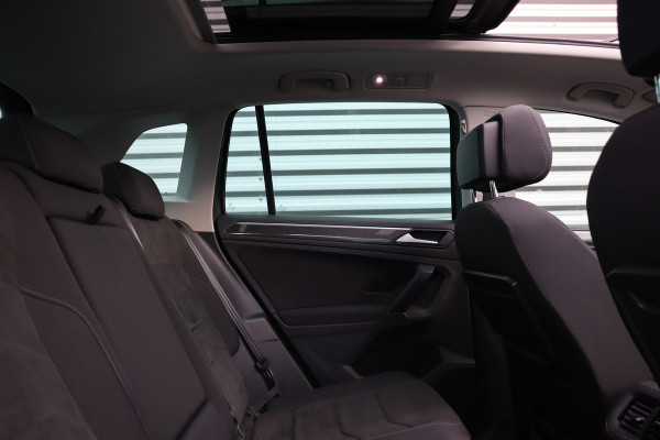 Volkswagen Tiguan 1.5 TSI Pano / Trekhaak / Massage Stoel / LED / Stoelverwarming / Camera /