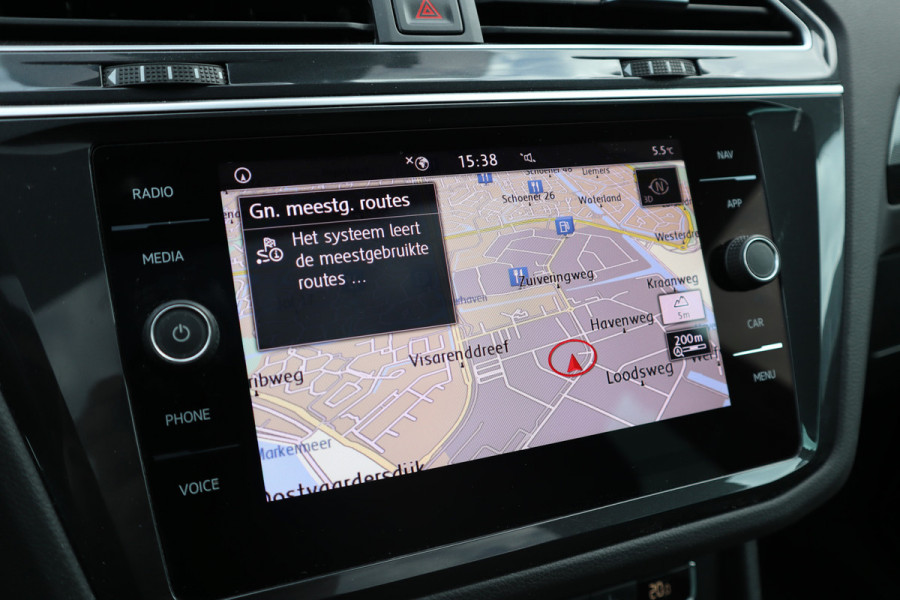 Volkswagen Tiguan 1.5 TSI Pano / Trekhaak / Massage Stoel / LED / Stoelverwarming / Camera /