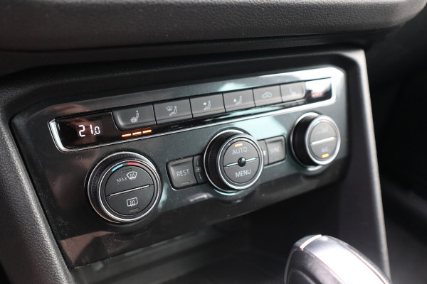 Volkswagen Tiguan 1.5 TSI Pano / Trekhaak / Massage Stoel / LED / Stoelverwarming / Camera /