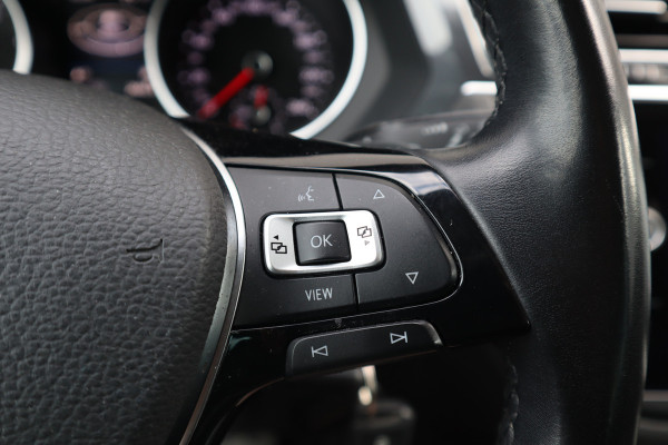 Volkswagen Tiguan 1.5 TSI Pano / Trekhaak / Massage Stoel / LED / Stoelverwarming / Camera /