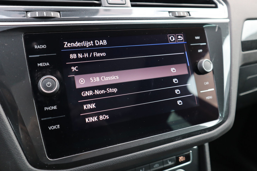 Volkswagen Tiguan 1.5 TSI Pano / Trekhaak / Massage Stoel / LED / Stoelverwarming / Camera /
