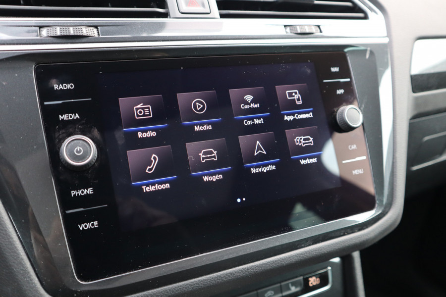 Volkswagen Tiguan 1.5 TSI Pano / Trekhaak / Massage Stoel / LED / Stoelverwarming / Camera /