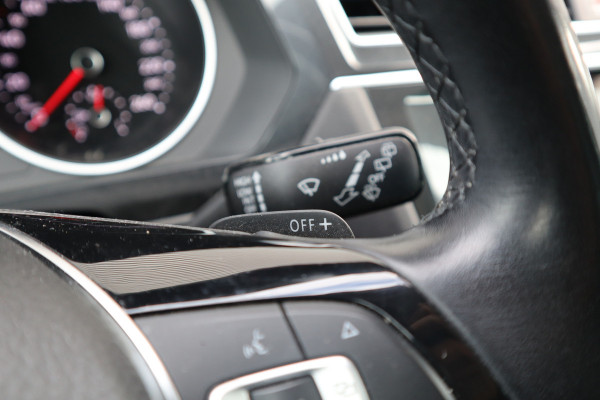 Volkswagen Tiguan 1.5 TSI Pano / Trekhaak / Massage Stoel / LED / Stoelverwarming / Camera /