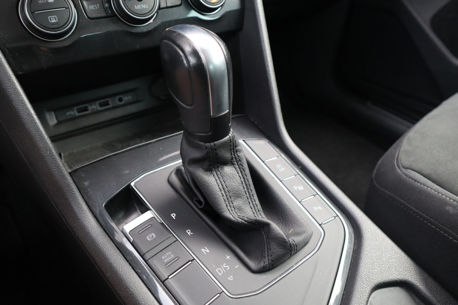 Volkswagen Tiguan 1.5 TSI Pano / Trekhaak / Massage Stoel / LED / Stoelverwarming / Camera /