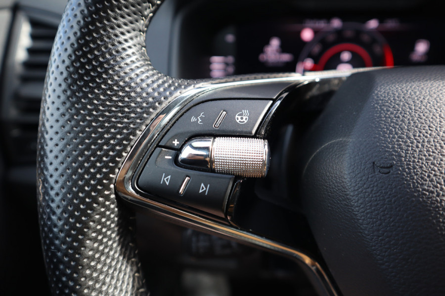 Škoda Karoq 1.5 TSI Sportline Business Digital Dash / Canton / Trekhaak / 19inch Stoelverwarming /
