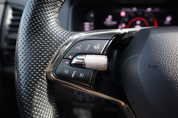 Škoda Karoq 1.5 TSI Sportline Business Digital Dash / Canton / Trekhaak / 19inch Stoelverwarming /
