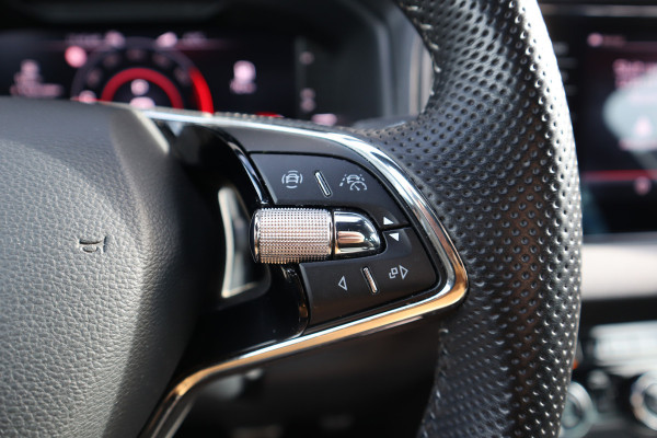 Škoda Karoq 1.5 TSI Sportline Business Digital Dash / Canton / Trekhaak / 19inch Stoelverwarming /