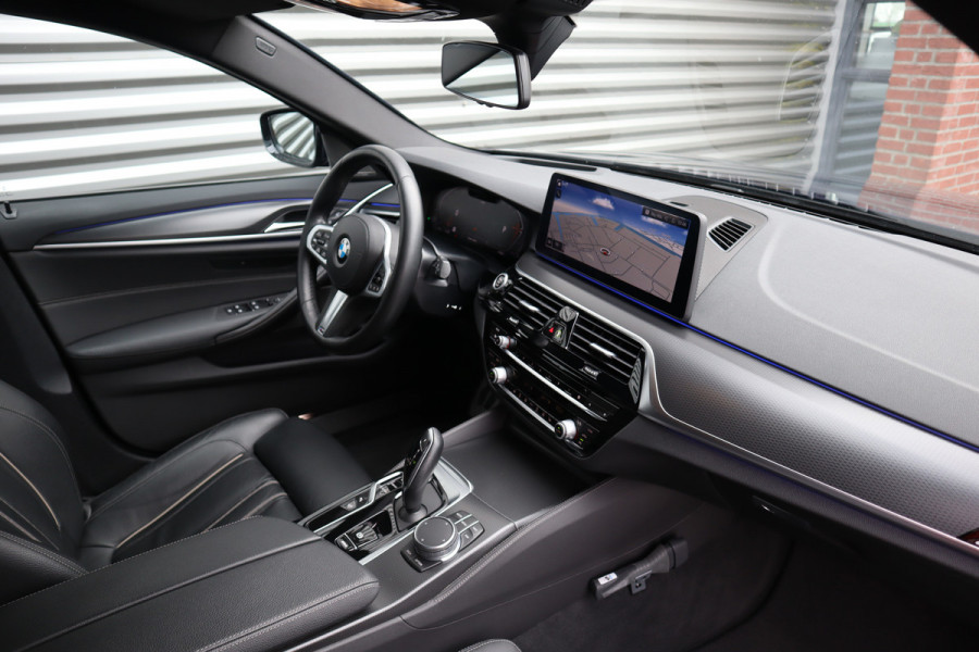 BMW 5 Serie Touring 530i xDrive M-Sport High Executive Achteras Sturing / Trekhaak / 360 Camera / Adaptieve Cruise