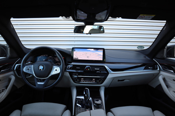 BMW 5 Serie Touring 530e High Executive Pano / Stoelventilatie / Individual / Leder dashboard / Zeer compleet /