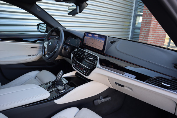 BMW 5 Serie Touring 530e High Executive Pano / Stoelventilatie / Individual / Leder dashboard / Zeer compleet /