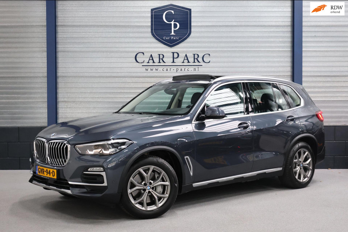 BMW X5 XDrive45e Executive LED/VIRTUAL/SFEER/LUCHT/PANO/LEER+S.VERWARMING+MEMORY/20" LMV/360 CAM/CRUISE/ECC/12 MND GARANTIE! BMW X5 XDrive45e Executive LED/VIRTUAL/SFEER/LUCHT/PANO/LEER+S.VERWARMING+MEMORY/20" LMV/360 CAM/CRUISE/ECC/12 MND GARANTIE!