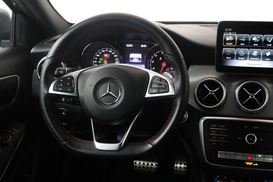 Mercedes-Benz GLA 180 Business Solution AMG (TREKHAAK, AUTOMAAT, CAMERA, NAVIGATIE, STOELVERWARMING)