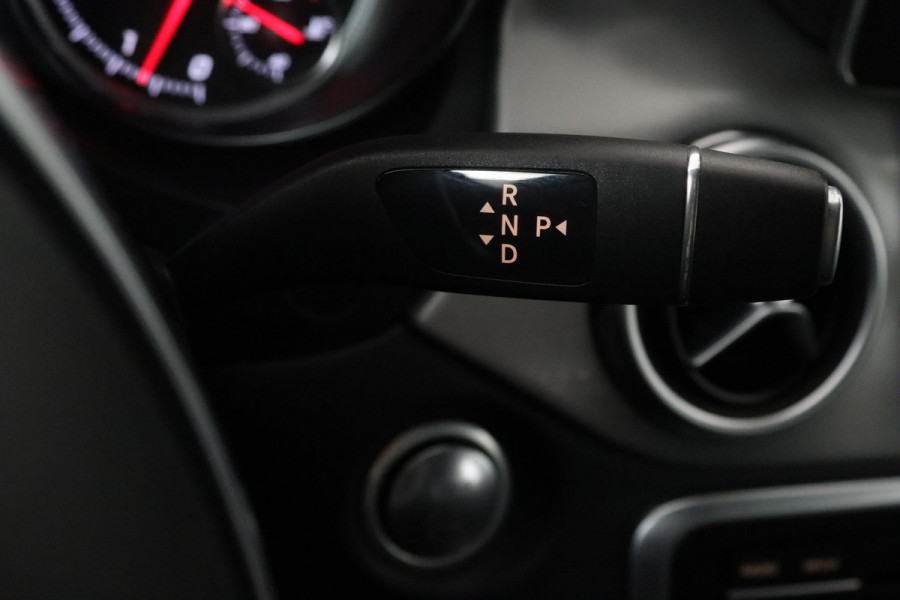 Mercedes-Benz GLA 180 Business Solution AMG (TREKHAAK, AUTOMAAT, CAMERA, NAVIGATIE, STOELVERWARMING)