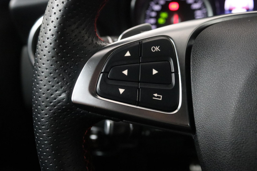 Mercedes-Benz GLA 180 Business Solution AMG (TREKHAAK, AUTOMAAT, CAMERA, NAVIGATIE, STOELVERWARMING)