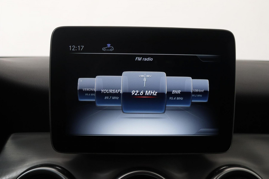 Mercedes-Benz GLA 180 Business Solution AMG (TREKHAAK, AUTOMAAT, CAMERA, NAVIGATIE, STOELVERWARMING)