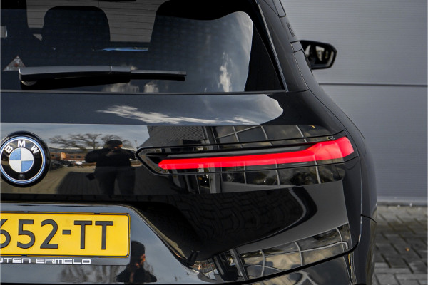 BMW iX xDrive40 High Executive SkyLounge Laser Driving Ass Prof Trekhaak M-Sport