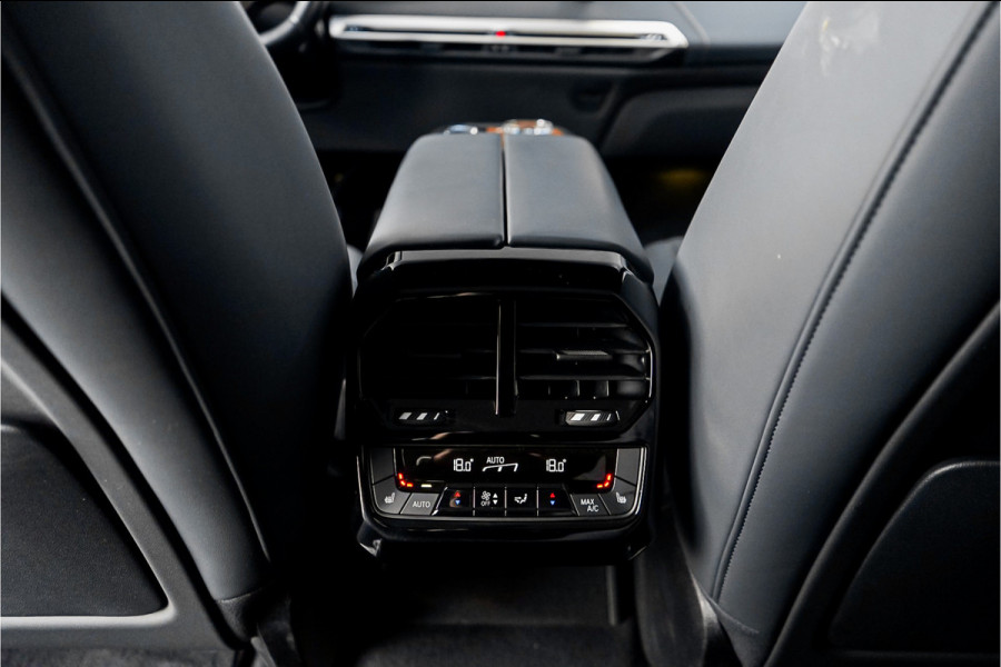 BMW iX xDrive40 High Executive SkyLounge Laser Driving Ass Prof Trekhaak M-Sport